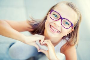 Child smiles thanks to tips to make wearing braces fun